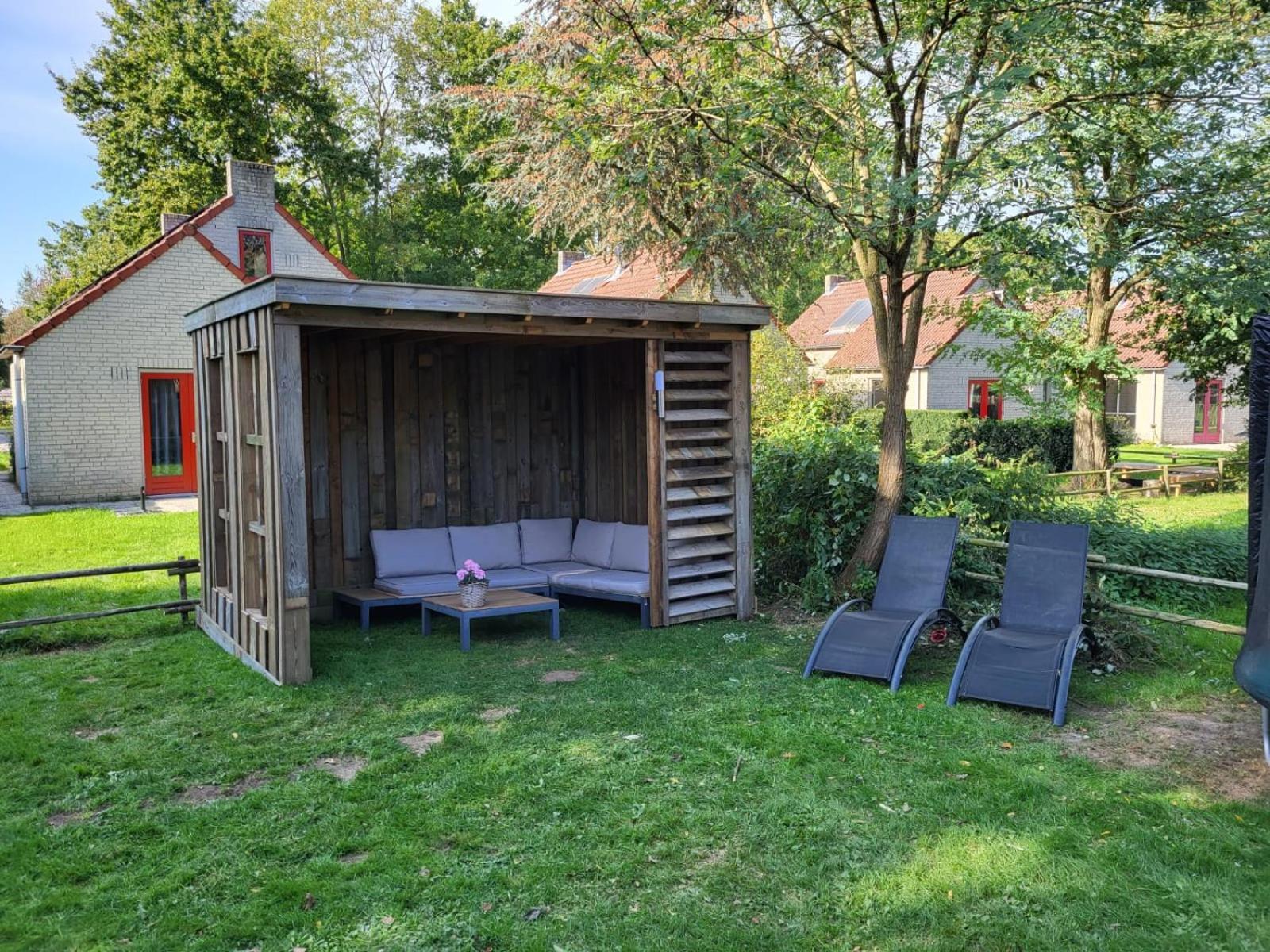 Serene Family Retreat: Garden Oasis with Lake and Playgrounds Ewijk Exterior photo